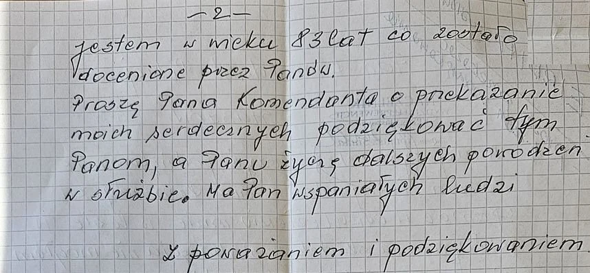 Fragment listu przekazanego przez seniorkę policjantom Ręcznie napisana notatka na kartce w kratkę, zawierająca wyrazy podziękowania i uznania skierowane do komendanta oraz jego zespołu, podpisana z wyrazami szacunku i wdzięcznością.