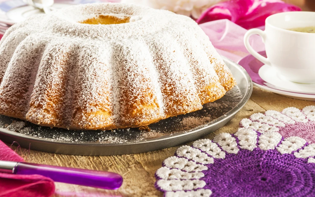 Babka z sezonowymi owocami. Hiszpański przepis robi furorę
