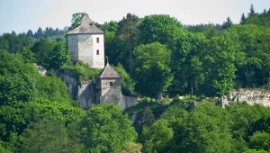 Malowniczy zamek zbudowany na skale. Widoki zapierają dech w piersiach