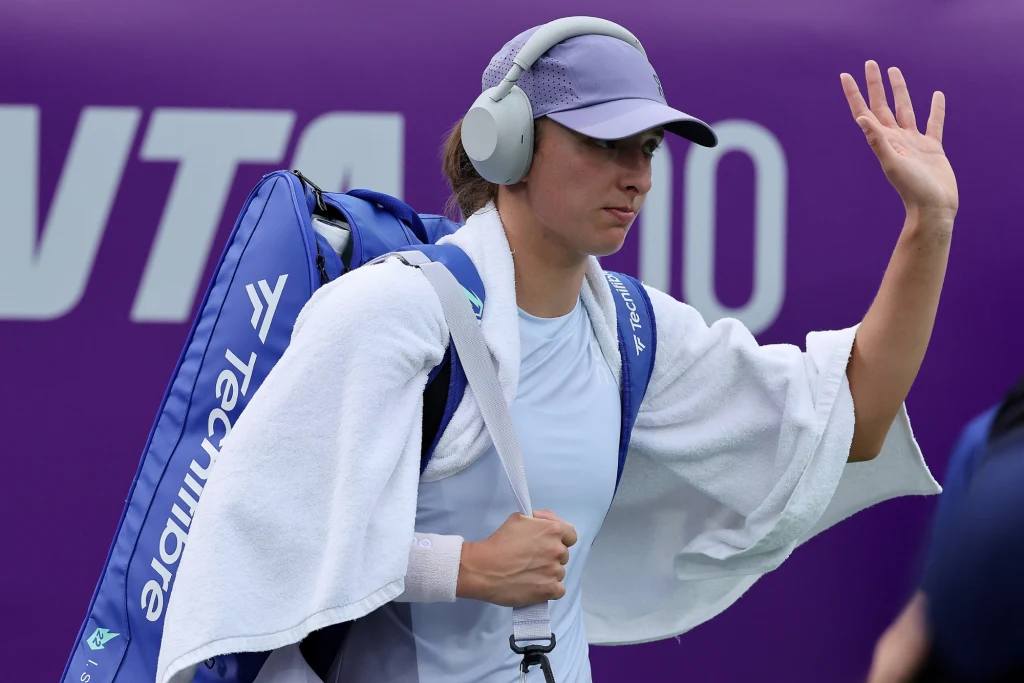 Muzyka pełni bardzo ważną rolę w życiu Igi Świątek. Tenisistka nie wyobraża sobie wyjścia na kort bez charakterystycznych, bezprzewodowych słuchawek i "towarzystwa" klasyków rocka