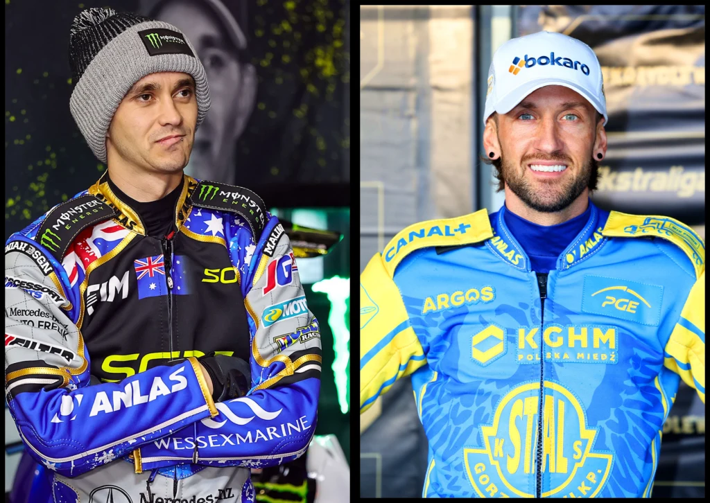 Dwóch zawodników żużlowych w kolorowych kombinezonach, po lewej w granatowo-czarnym stroju z emblematami sponsorów i flagą Australii, po prawej w niebiesko-żółtym kombinezonie z logotypami sponsorów i drużyny, obaj z czapkami na głowie