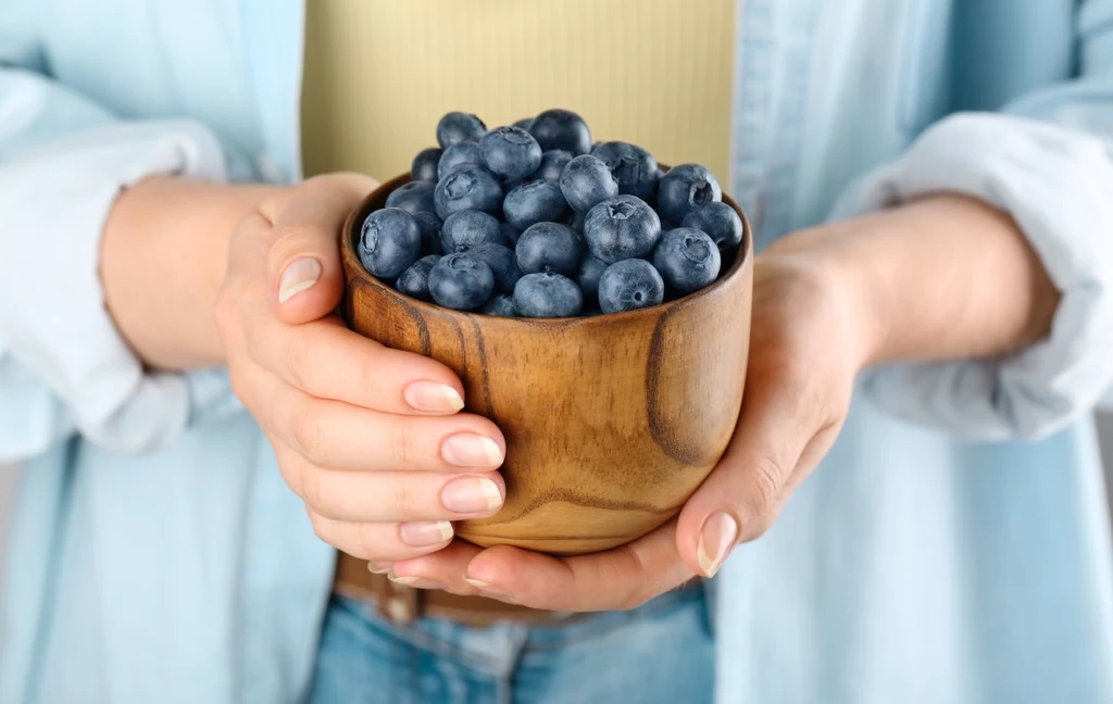Borówki, truskawki, czarne porzeczki, maliny, jeżyny czy aronia są bardzo bogate w silne antyoksydanty