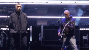 Liam Gallagher i Paul "Bonehead" Arthurs z Oasis na scenie