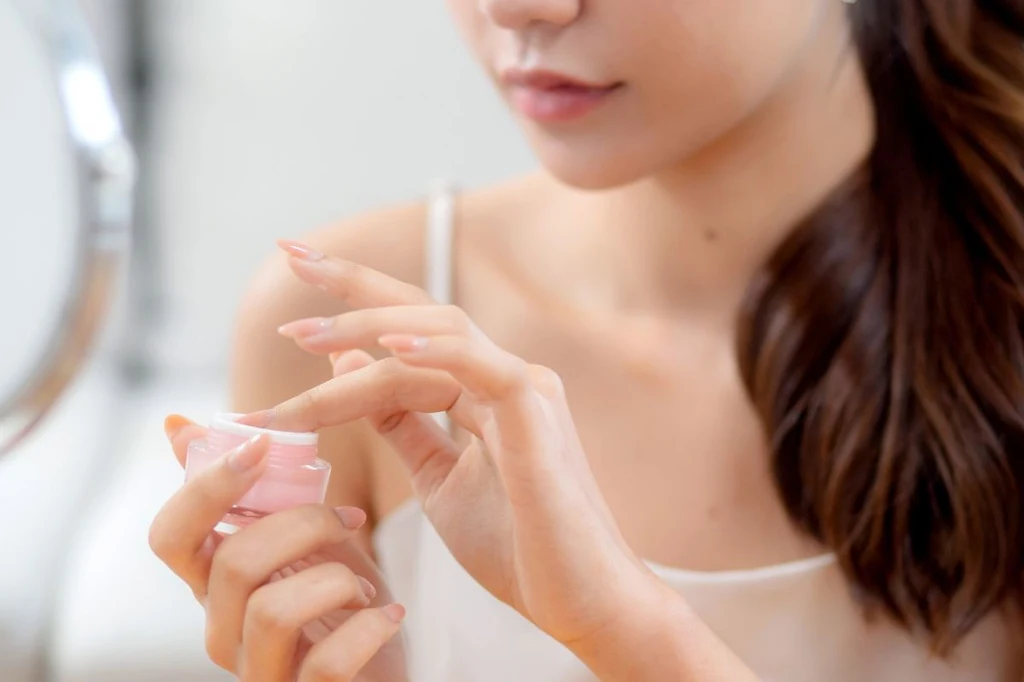 Manicure japoński. Naturalny sposób na mocne i lśniące paznokcie Manicure japoński. Naturalny sposób na mocne i lśniące paznokcie