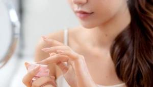Kruche i łamliwe paznokcie? Z tym manicure odzyskają siłę i blask 