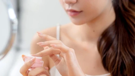 Manicure japoński. Naturalny sposób na mocne i lśniące paznokcie