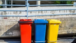 Czerwonych kubłów na odpady będzie coraz więcej. Co do nich wyrzucać?