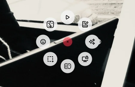 Actions Ring w Logitech MX Master 4 można wywołać nowym przyciskiem. Na ekranie znajduje się czarno-biała grafika z nałożonym interfejsem w formie okrągłego menu z ikonami, które sugerują funkcje aplikacji lub gry, takie jak odtwarzanie, edycja, uśmiech, wybór czy kopiowanie.