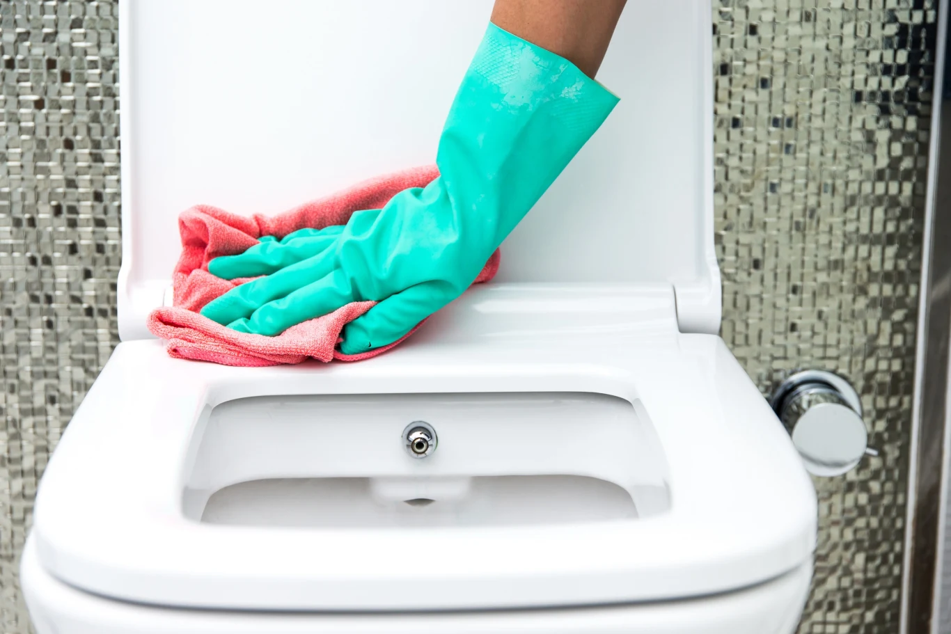 Toaletę można wyszorować przy pomocy sody oczyszczonej i soli. Możemy również użyć octu. 