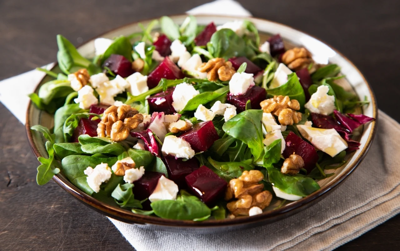 Przepis na zdrową, pełną antyoksydantów sałatkę z pieczonych buraków, koziego sera i orzechów włoskich