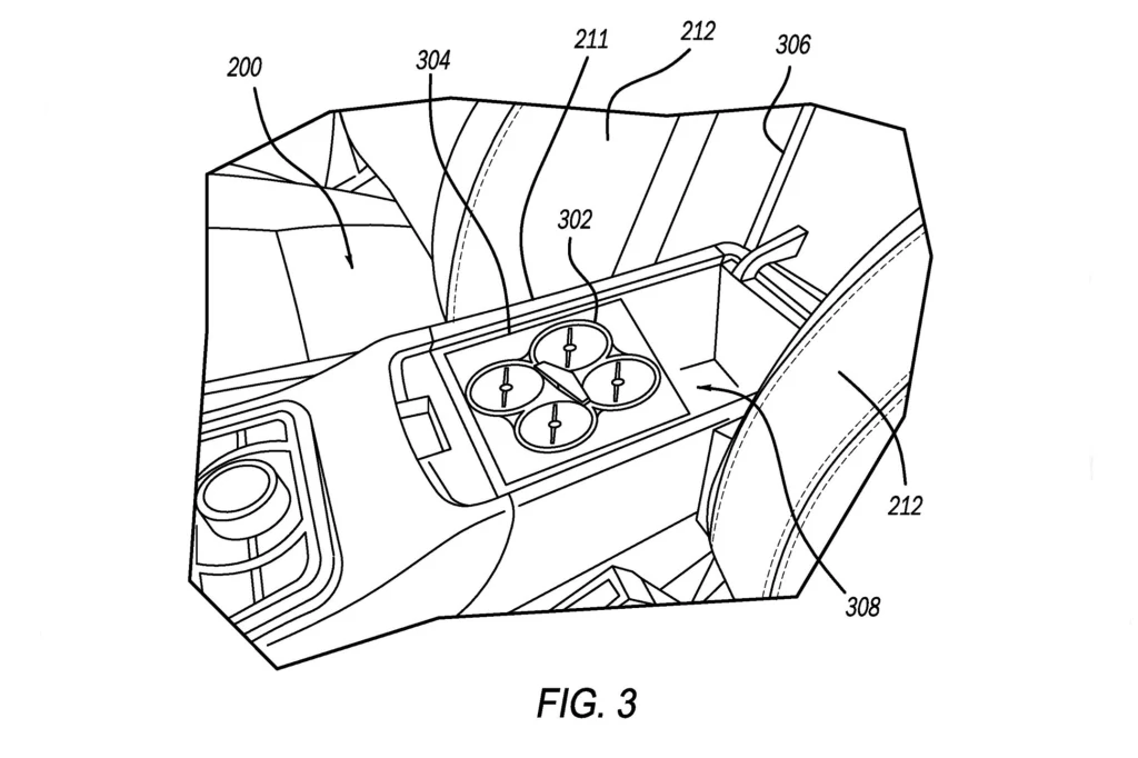 Stacja dokująca dla drona w samochodzie | Fot. Stellantis / USPTO Schematyczny rysunek przedstawiający wnętrze samochodu z centralną konsolą wyposażoną w uchwyty na napoje oraz sąsiadującymi elementami takimi jak podłokietnik, siedzenia i elementy sterowania.
