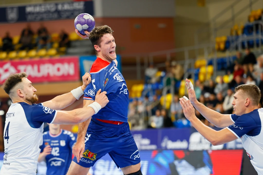 W ataku Wiktor Tomczak w PGE Wybrzeża Gdańsk W ataku Wiktor Tomczak w PGE Wybrzeża Gdańsk