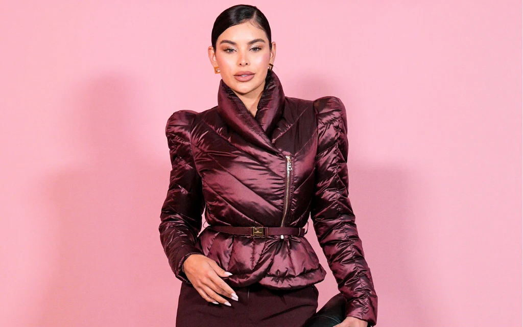 Burgund jest hitem jesieni. Pasuje zwłaszcza dojrzałym kobietom