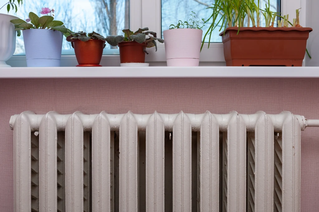 Weź pod uwagę, że zabudowanie grzejnika wpływa na wyższe rachunki za ogrzewanie Zabudowanie grzejnika lub zasłonięcie go meblami może wpływać na wyższe rachunki za ogrzewanie