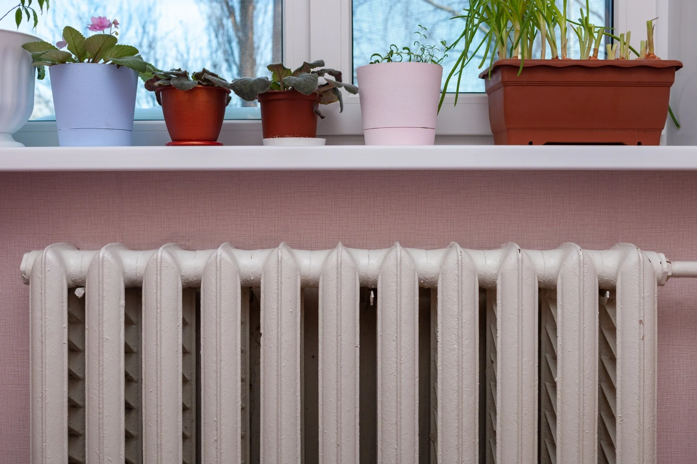 Zabudowanie grzejnika lub zasłonięcie go meblami może wpływać na wyższe rachunki za ogrzewanie Zabudowanie grzejnika lub zasłonięcie go meblami może wpływać na wyższe rachunki za ogrzewanie
