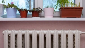 Zabudowanie grzejnika lub zasłonięcie go meblami może wpływać na wyższe rachunki za ogrzewanie