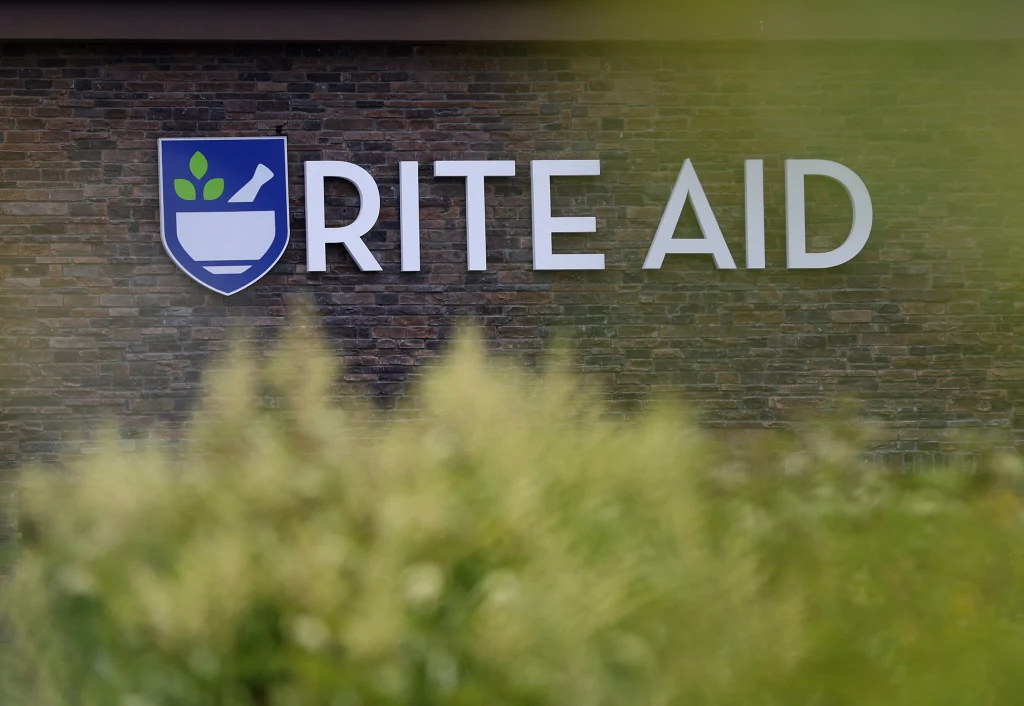Rite Aid bankrutuje po 60 latach działalności. Firma miała swój niechlubny udział w tzw. epidemii opioidowej w USA. 