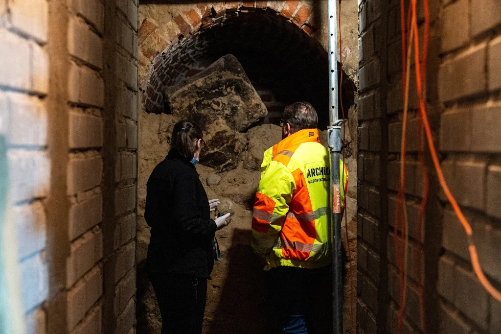 Przeprowadzone wcześniej endoskopowe badania wnętrza zamkniętej co najmniej od kilkudziesięciu lat krypty wykazały obecność trumien, szczątków ciał i zbroi. Przeprowadzone wcześniej endoskopowe badania wnętrza zamkniętej co najmniej od kilkudziesięciu lat krypty wykazały obecność trumien, szczątków ciał i zbroi.