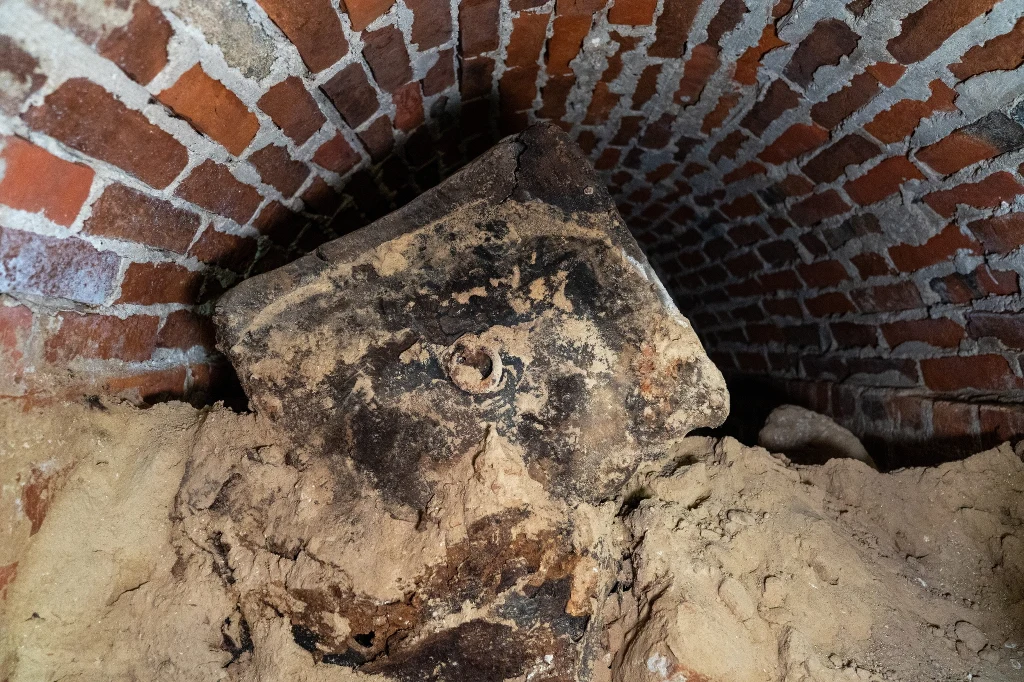 Otwarcie krypty pod kościołem wymagało dużego nakładu pracy. Drążono tunel i wzmacniano ściany. Wszystko zajęło ok. miesiąc. Ceglane sklepienie piwniczne z częściowo odsłoniętym dużym metalowym obiektem pokrytym warstwą ziemi i piasku, leżącym na podłodze piwnicy.