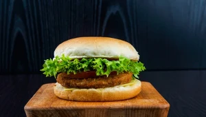 Komisja Europejska w lipcu przedstawiła propozycję legislacyjną, która dotyczyła zakazu używania określeń wołowina, wieprzowina czy kurczak na produkty roślinne, ale nie obejmowała m.in. burgera i kiełbasy.