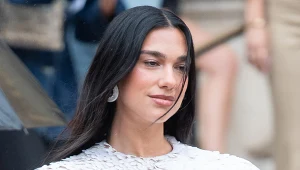 Dua Lipa często farbuje włosy i mocno je stylizuje. Dzięki jednemu kosmetykowi nadal są błyszczące i mocne
