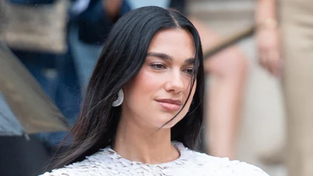 Dua Lipa często farbuje włosy i mocno je stylizuje. Dzięki jednemu kosmetykowi nadal są błyszczące i mocne