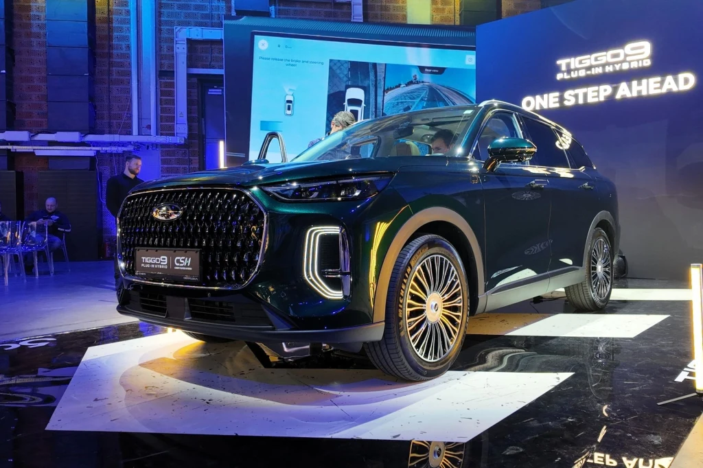 Chery Tiggo 9 to flagowy SUV, który będzie rywalizował m.in. z Hyundaiem Santa Fe czy Skodą Kodiaq. Chery Tiggo 9 to flagowy SUV, który będzie rywalizował m.in. z Hyundaiem Santa Fe czy Skodą Kodiaq.