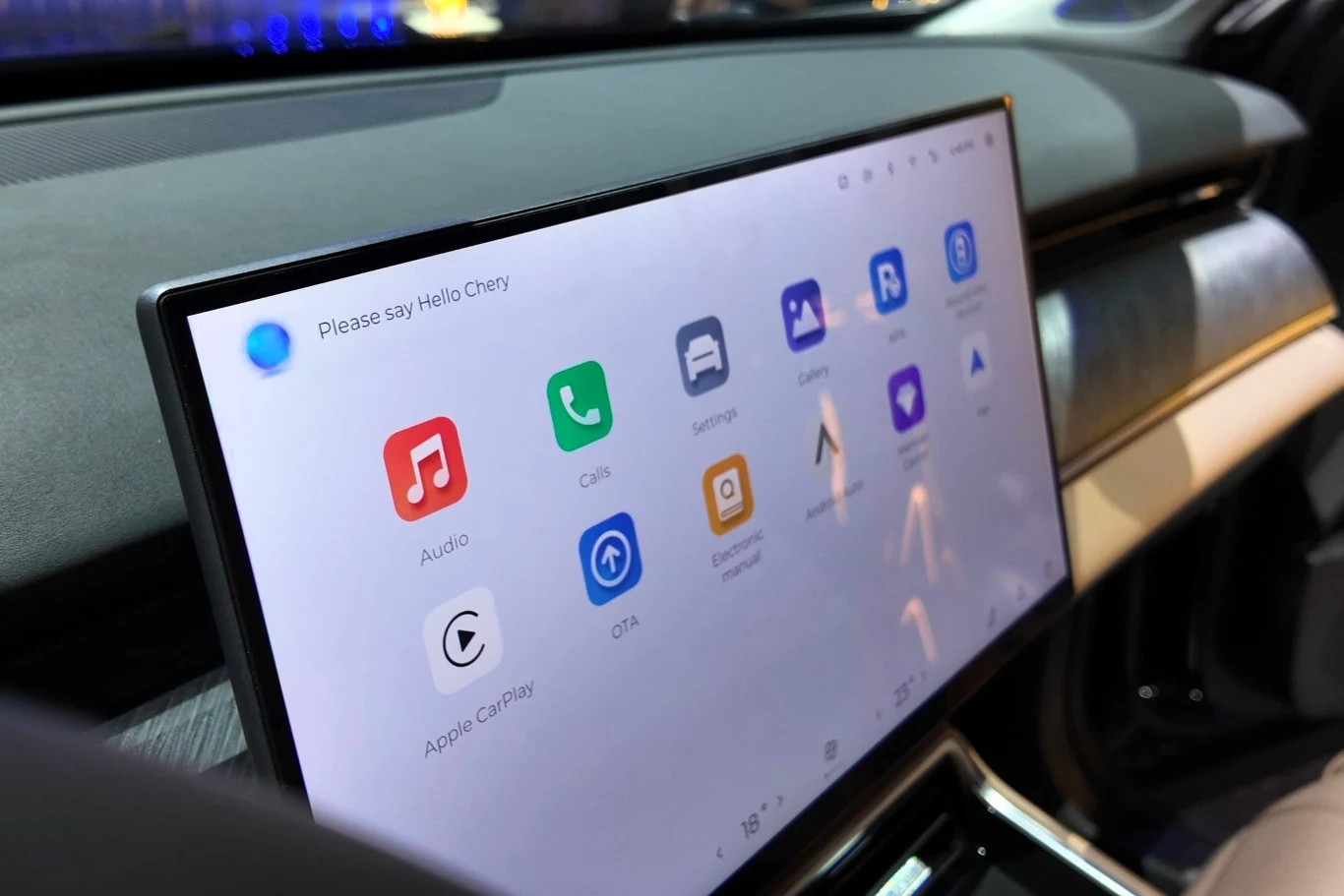 Dotykowy ekran systemu multimedialnego w samochodzie, wyświetlający aplikacje takie jak audio, połączenia, nawigacja, Apple CarPlay oraz inne funkcje związane z obsługą pojazdu.
