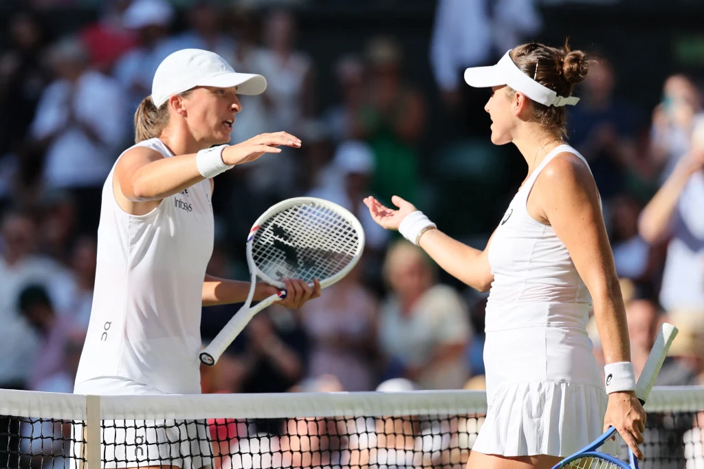 Iga Świątek i Belinda Bencić podczas półfinału Wimbledonu 2025 Iga Świątek i Belinda Bencić podczas półfinału Wimbledonu 2025