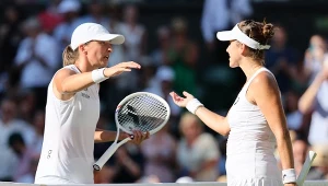Iga Świątek i Belinda Bencić podczas półfinału Wimbledonu 2025