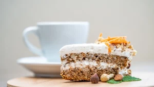 Kluczem do uzyskania pożądanej, rozpływającej się w ustach konsystencji jest odpowiednie nawilżenie ciasta