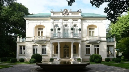 Wyjątkowe uzdrowisko niedaleko Warszawy. Jesienią jest tutaj szczególnie pięknie