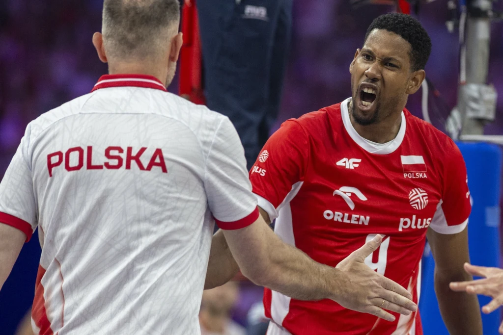 Wilfredo Leon w reprezentacji Polski Dwóch siatkarzy reprezentacji Polski świętuje zdobyty punkt podczas meczu, jeden z nich w czerwonej koszulce wyraża radość energicznym gestem i okrzykiem