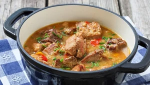 Gulasz wołowy to smaczny pomysł na jednogarnkowy sycący obiad