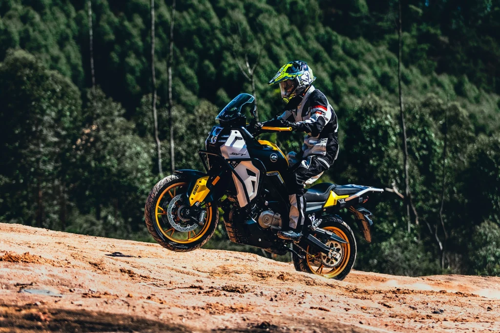 QJ Motor SVT 650 podbija rynek - to pełnoprawne adventure w rozsądnej cenie. QJ Motor SVT 650 podbija rynek - to pełnoprawne adventure w rozsądnej cenie.