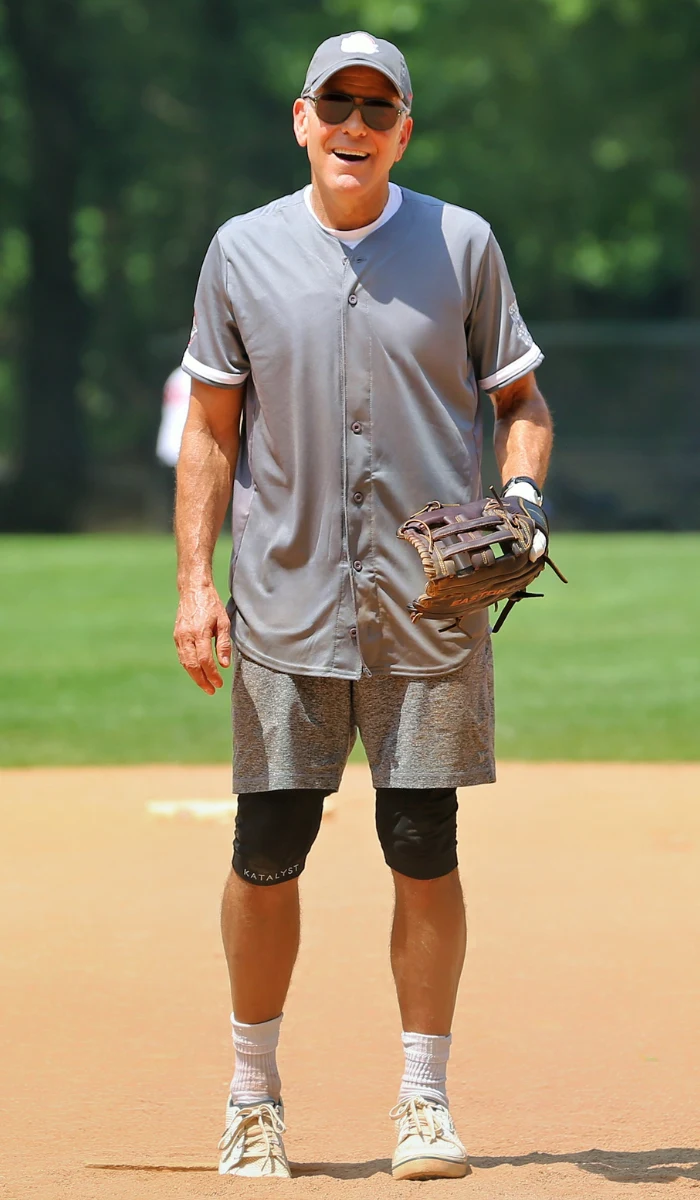 George Clooney podczas gry w softball w Central Parku, czerwiec 2025 roku