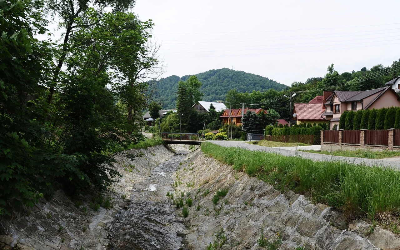 Tuż przy granicy ze Słowacją nad potokiem Łomniczanka leży urokliwa miejscowość uzdrowiskowa. Co oferuje?