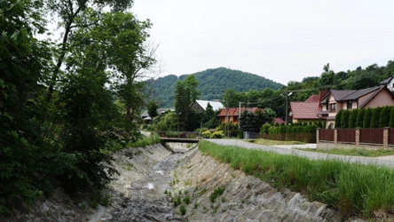 Tuż przy granicy ze Słowacją nad potokiem Łomniczanka leży urokliwa miejscowość uzdrowiskowa. Co oferuje?