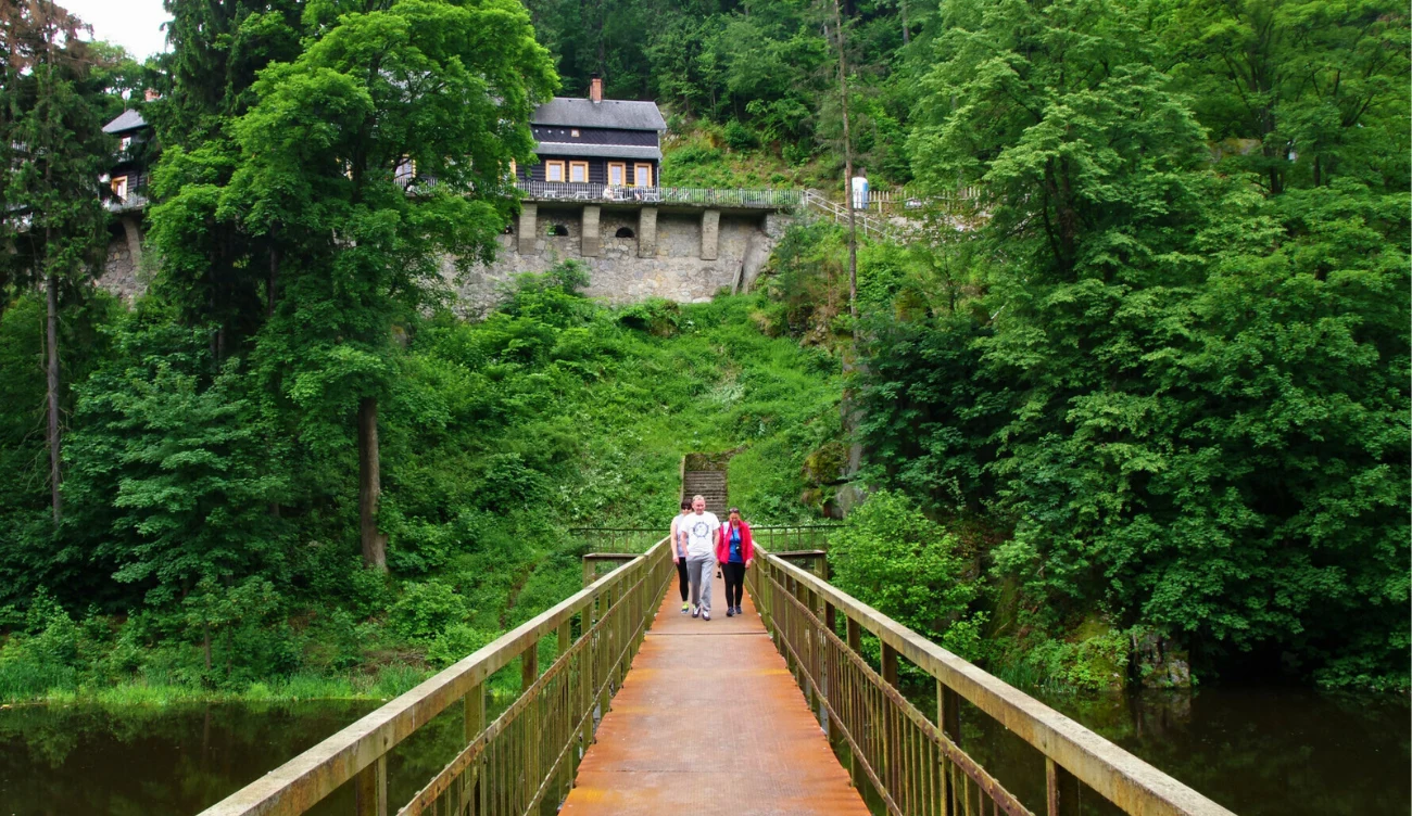 Do schroniska Perła Zachodu prowadzi malowniczy most Do schroniska Perła Zachodu prowadzi malowniczy most