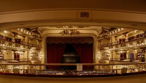 Wbrew obiegowej opinii, do teatru wcale nie trzeba chodzić w smokingu – wystarczy ubrać się po prostu schludnie i wygodnie