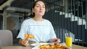 Najczęstsze błędy żywieniowe kobiet 50+. To przez nie trudniej schudnąć