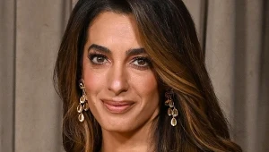 Idealne pasemka w stylu Amal Clooney. Wyglądają naturalnie i dodają blasku cerze