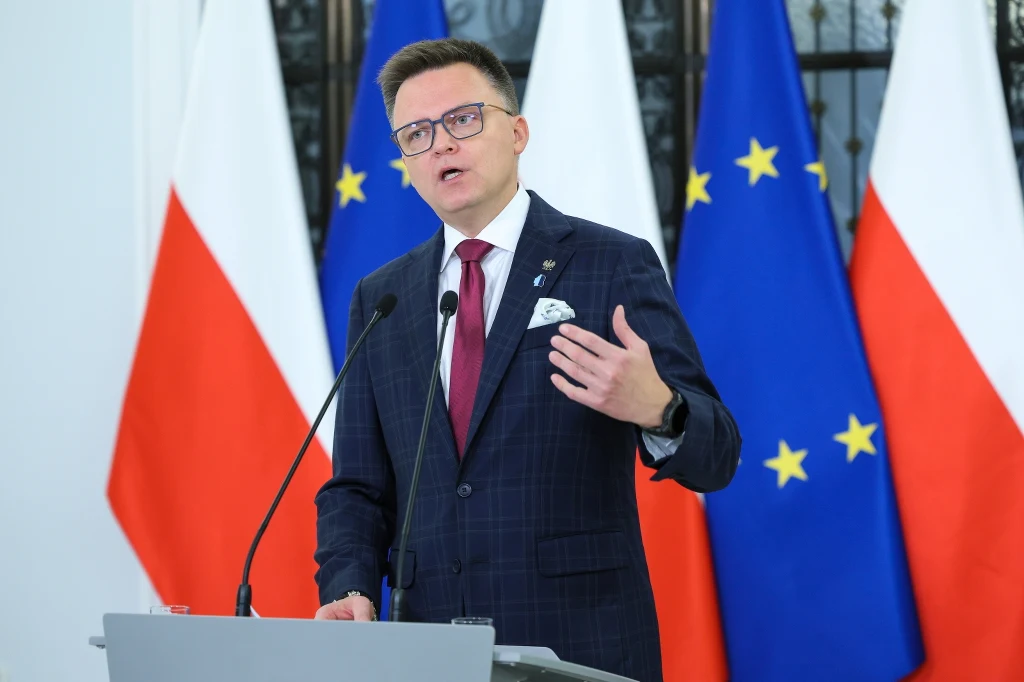 Szymon Holownia podczas konferencji prasowej przed posiedzeniem Sejmu