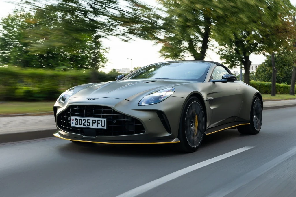 Aston Martin Vantage Roadster to nie jest tylko wersja Coupe z rozkładanym dachem. Oba warianty nadwozia opracowano równolegle.