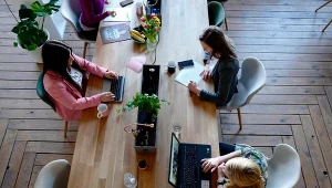 Krzesło to jeden z elementów wyposażenia, które zasługują na szczególną uwagę przy aranżowaniu stanowiska do pracy biurowej