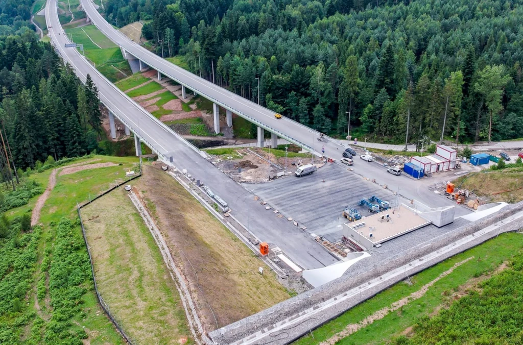 Za dwa tygodnie kierowcy skorzystają z nowego odcinka drogi ekspresowej S1 pomiędzy Przybędzą a Milówką. Za dwa tygodnie kierowcy skorzystają z nowego odcinka drogi ekspresowej S1 pomiędzy Przybędzą a Milówką.