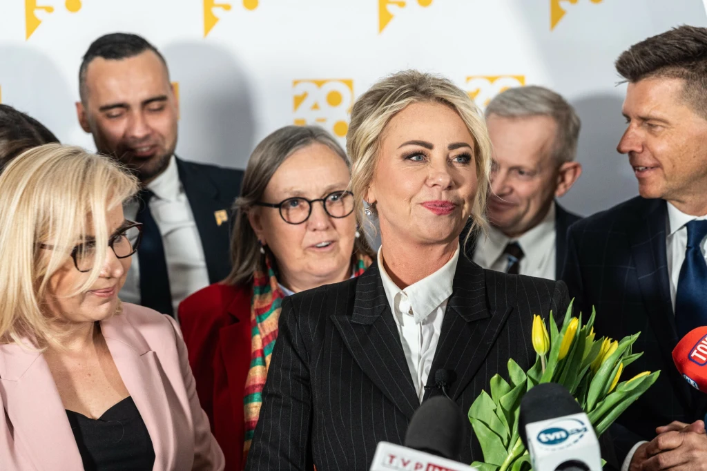 Izabela Bodnar (po lewej Paulina Hennig-Kloska, a po prawej Ryszard Petru) Izabela Bodnar (po lewej Paulina Hennig-Kloska, a po prawej Ryszard Petru)