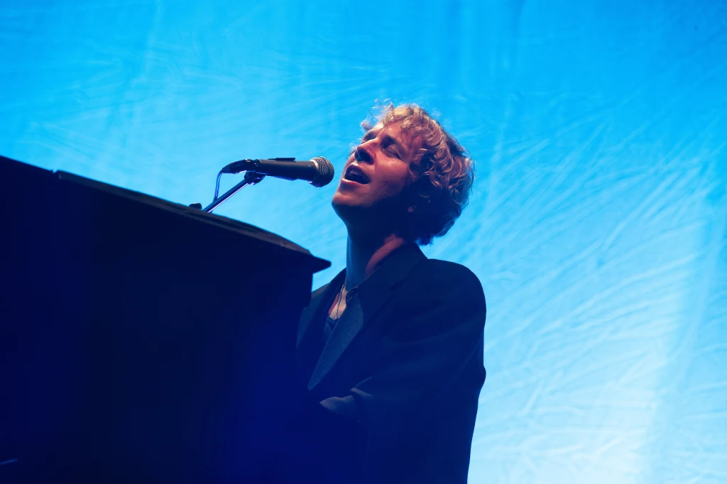Tom Odell podczas festiwalu Glastonbury 2025