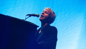 Tom Odell podczas festiwalu Glastonbury 2025