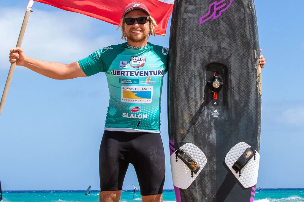 Maciek Rutkowski przepłynął Bałtyk w nieco ponad osiem godzin Maciek Rutkowski przepłynął Bałtyk w nieco ponad osiem godzin